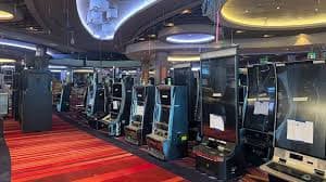 Antarmuka permainan live dealer blackjack Playtech di qq master menampilkan meja, dealer, dan kontrol taruhan